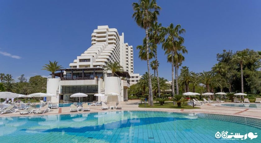 نمای کلی از هتل و استخر روباز